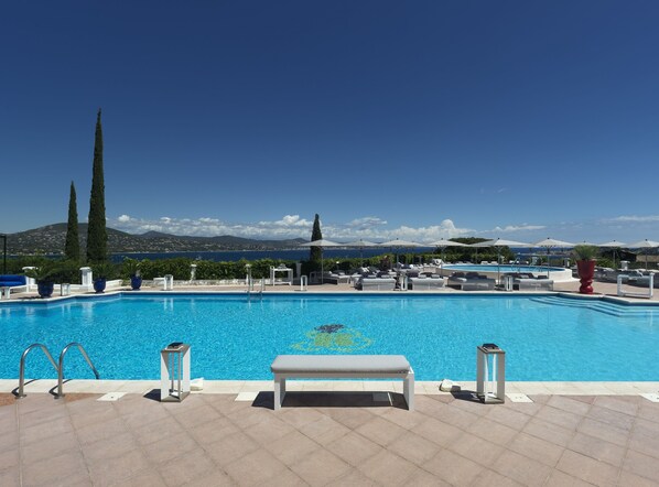 2 piscines extérieures, parasols, chaises longues