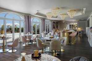 2 restaurantes: opção de almoço e jantar