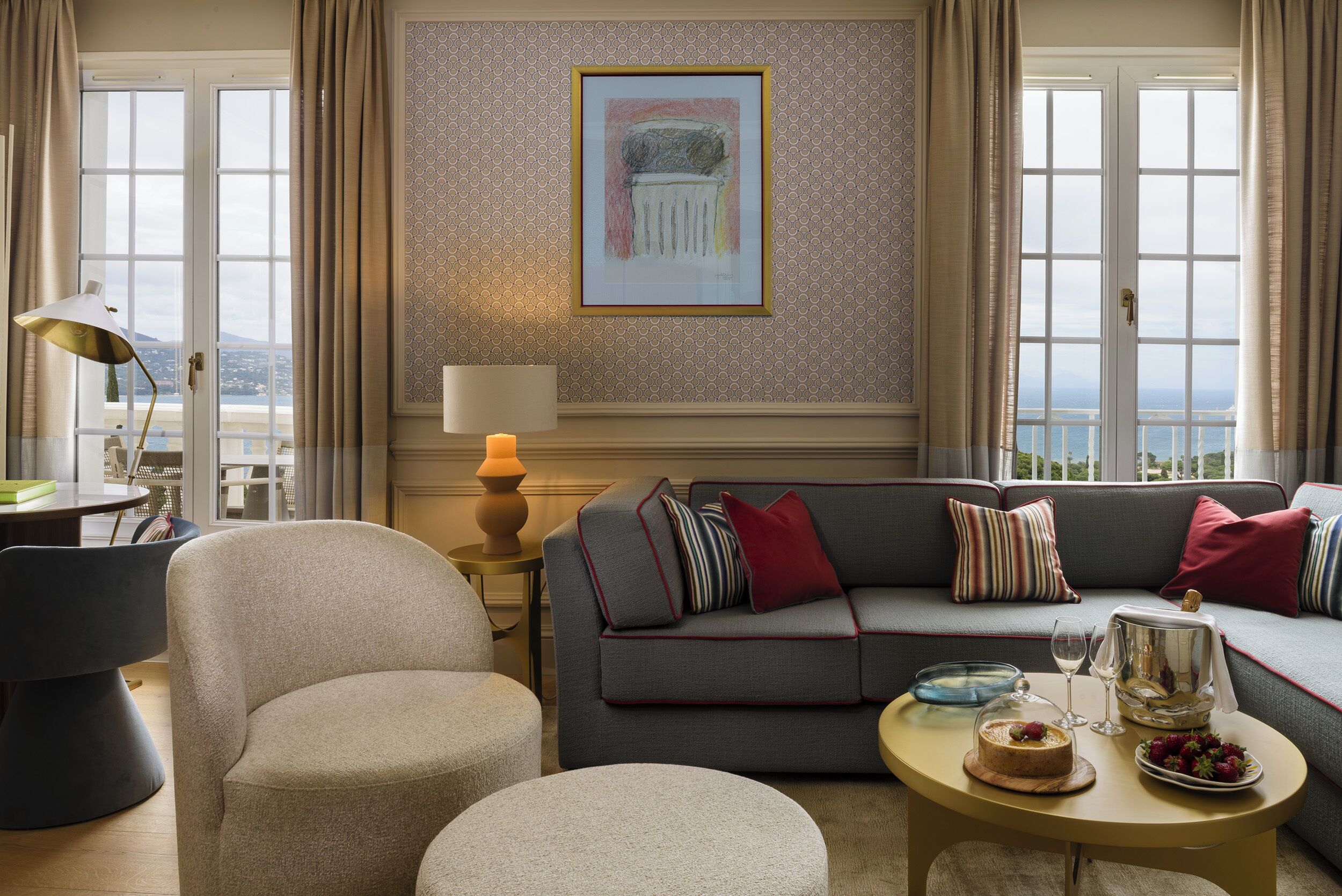 panoramic suite | living area | tv