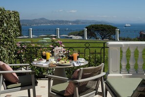Deluxe Double Room, Sea View | Premium bedding, Select Comfort beds, minibar, in-room safe - Althoff Hotel Villa Belrose (Gassin)