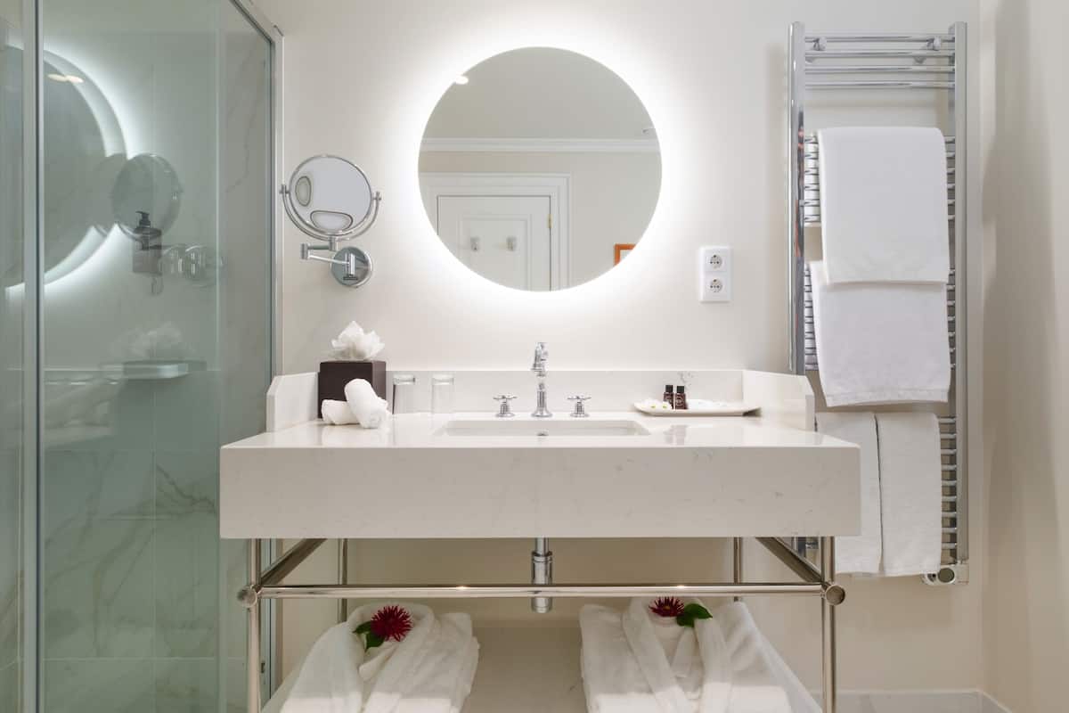 Chambre double ou avec lits jumeaux, vue sur le jardin | Salle de bain | Articles de toilette (gratuits), séchoir à cheveux, peignoirs