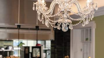 Café da manhã com buffet grátis todos os dias