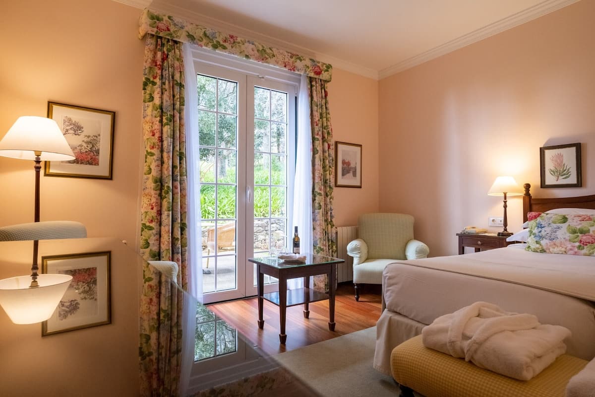 Chambre double ou avec lits jumeaux, vue sur le terrain de golf | Literie hypoallergénique, minibar, coffre-fort, décor unique