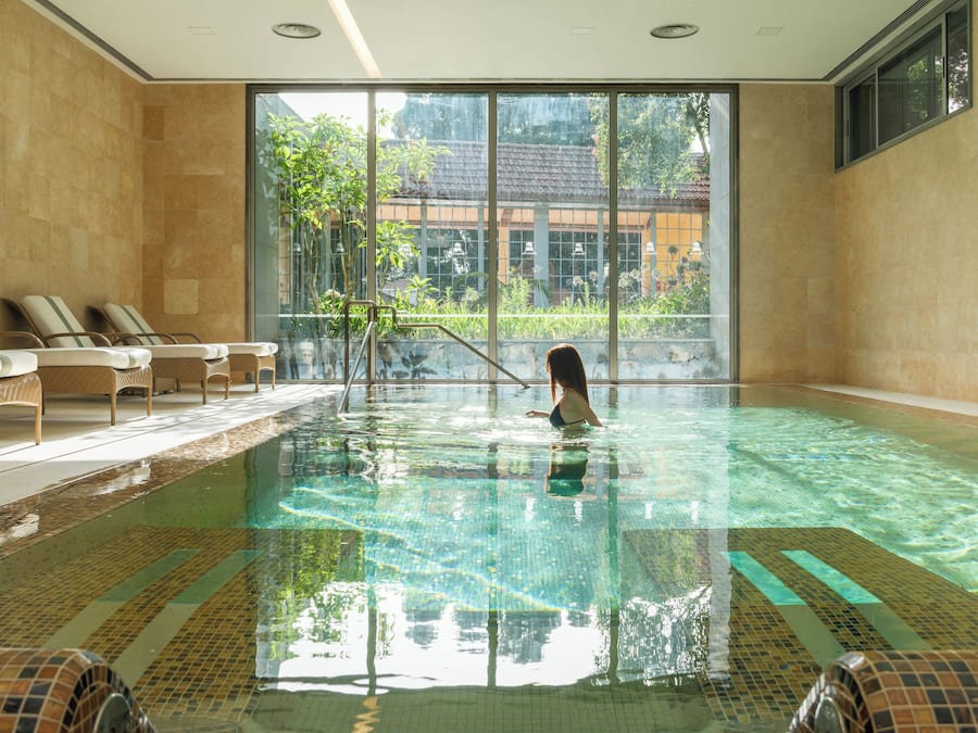 Inomhuspool, utomhuspool, parasoller och solstolar