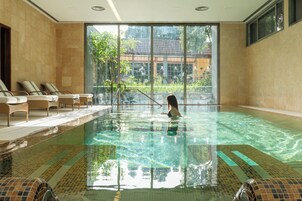 Εσωτερική πισίνα, εξωτερική πισίνα, ομπρέλες πισίνας, ξαπλώστρες