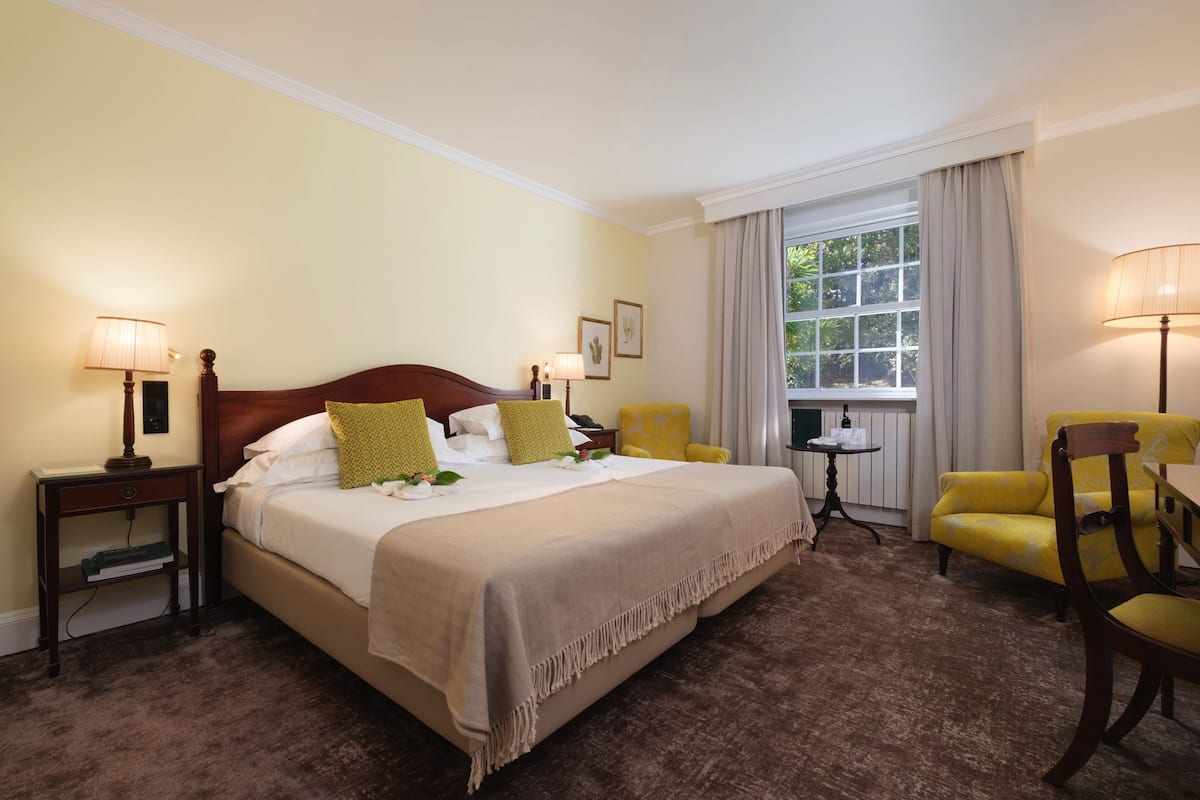 Chambre double ou avec lits jumeaux, vue sur le jardin | Literie hypoallergénique, minibar, coffre-fort, décor unique