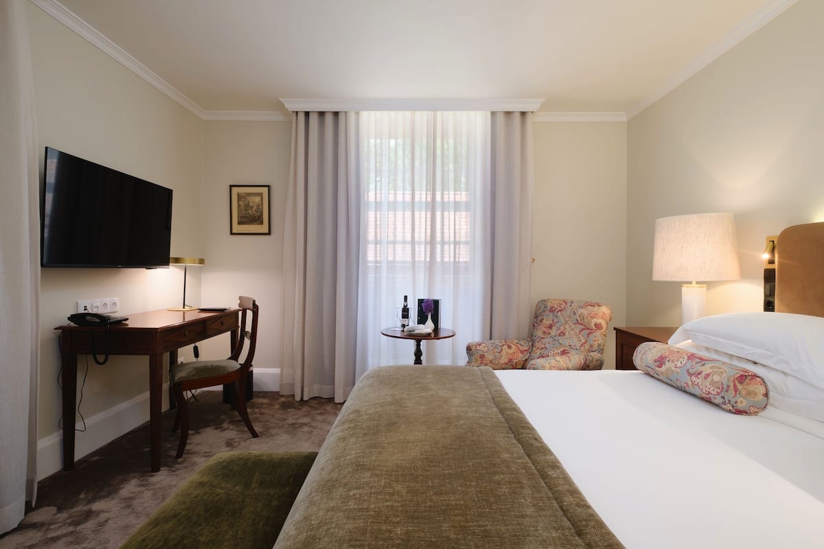 Chambre Deluxe | Literie hypoallergénique, minibar, coffre-fort, décor unique