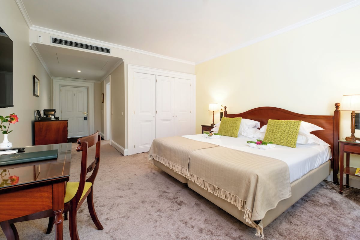 Chambre double ou avec lits jumeaux, vue sur le jardin | Literie hypoallergénique, minibar, coffre-fort, décor unique