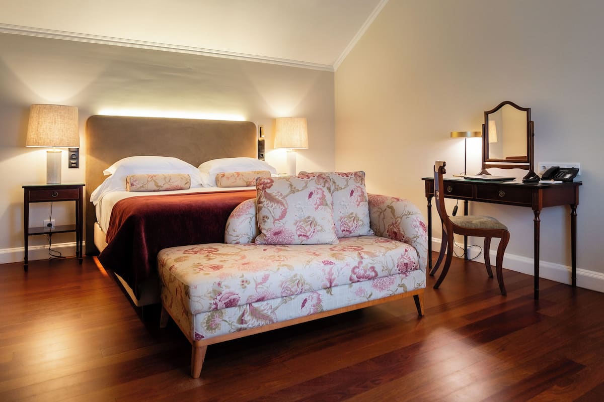 Chambre Deluxe | Literie hypoallergénique, minibar, coffre-fort, décor unique