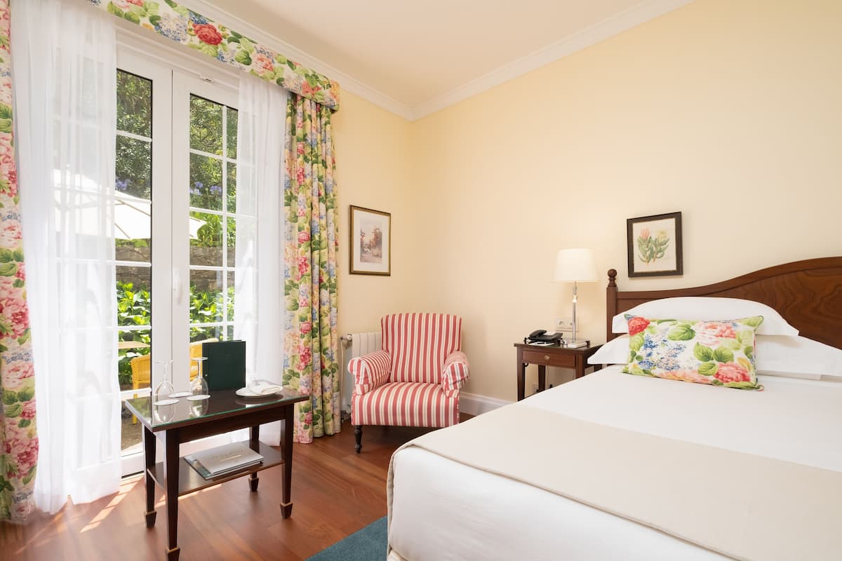 Chambre double ou avec lits jumeaux, vue sur le terrain de golf | Literie hypoallergénique, minibar, coffre-fort, décor unique