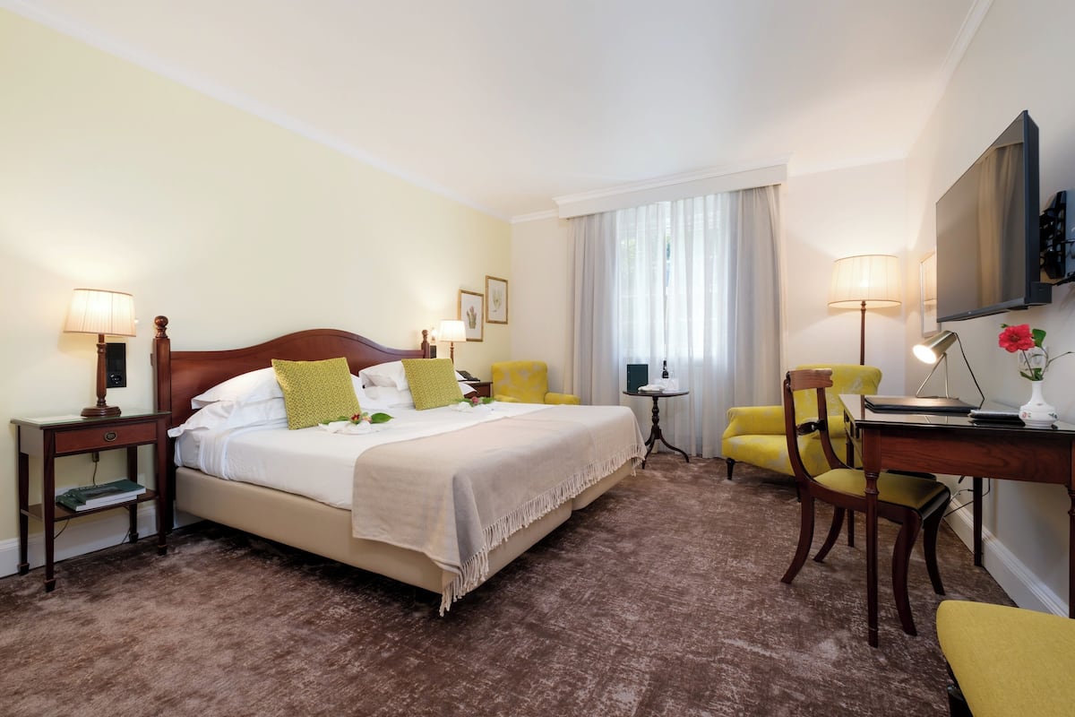 Ropa de cama hipoalergénica y minibar 