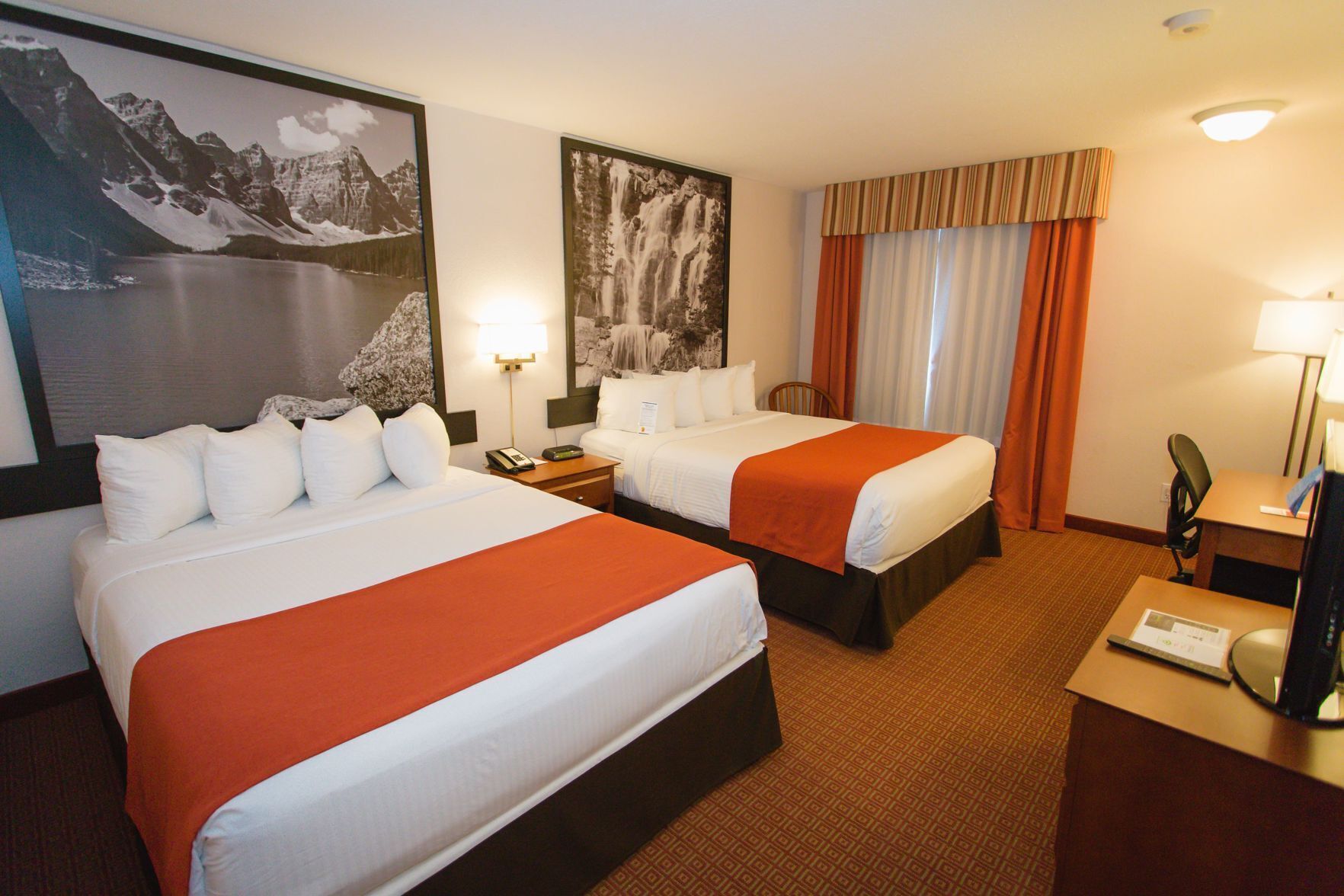 Zimmersafe, Schreibtisch, Verdunkelungsvorhänge, Bügeleisen/Bügelbrett