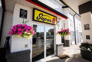 Exterior - Super 8 by Wyndham Drayton Valley (Drayton Valley)