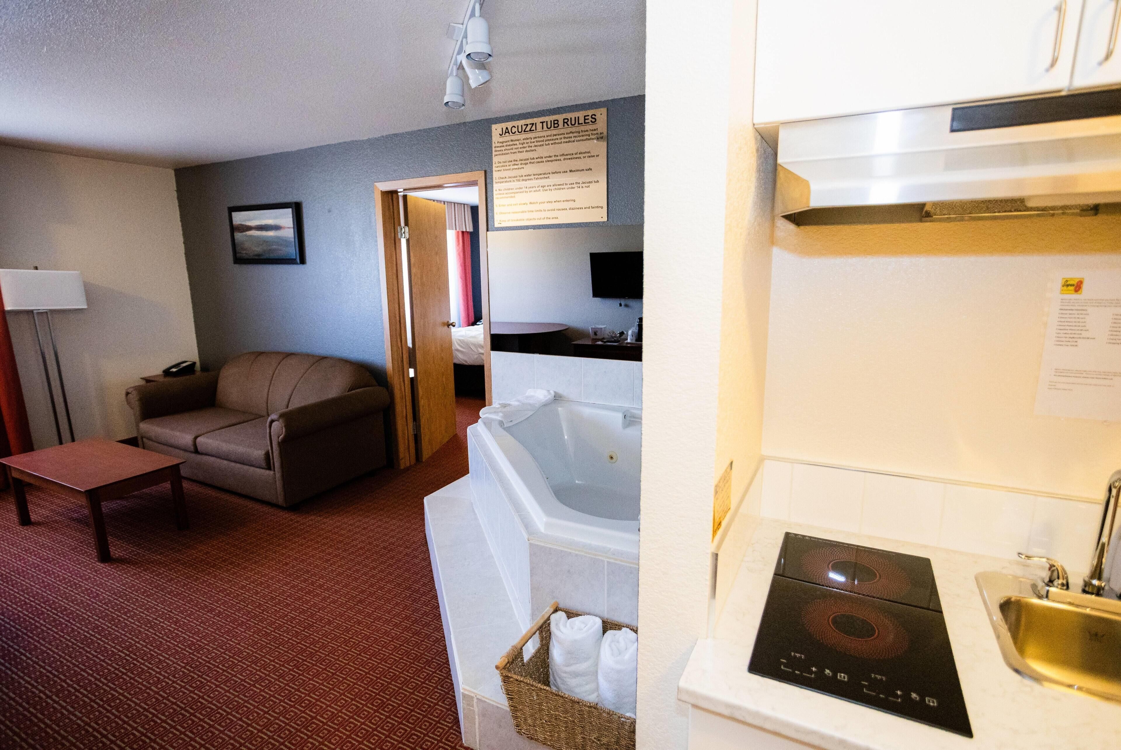Suíte superluxo, 1 cama King, para não fumantes (One-Bedroom) | Banheiro | Chuveiro/banheira combinados, banheira de imersão