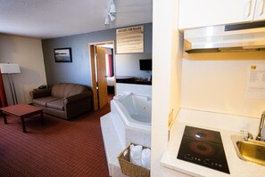 Luxury Suite, 1 King Bed, Non Smoking (One-Bedroom) | Bathroom | Combined shower/bathtub, deep-soaking bathtub, free toiletries - Super 8 by Wyndham Drayton Valley (Drayton Valley)