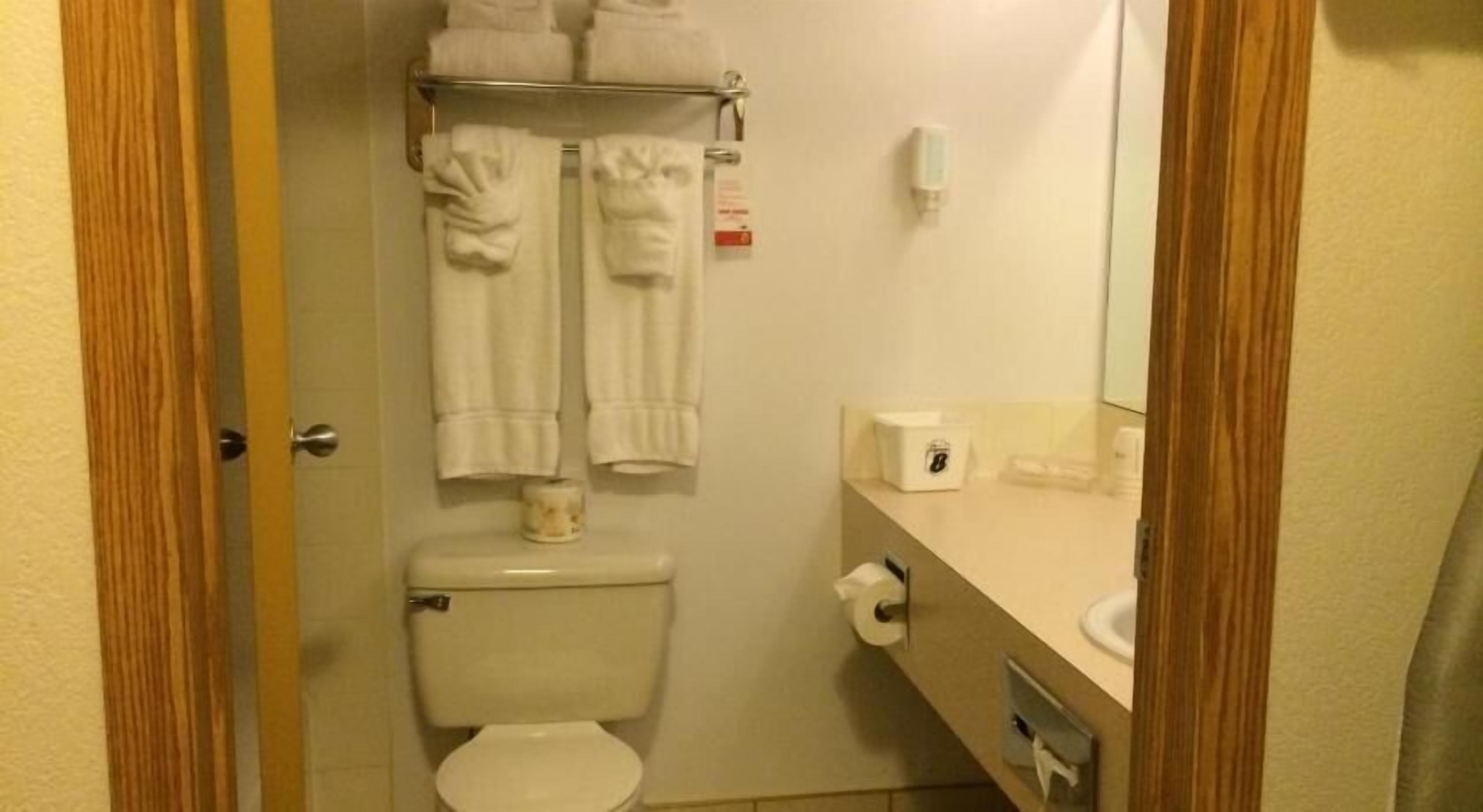 Badezimmer | Duschwanne, Komfortbadewanne, kostenlose Toilettenartikel, Haartrockner