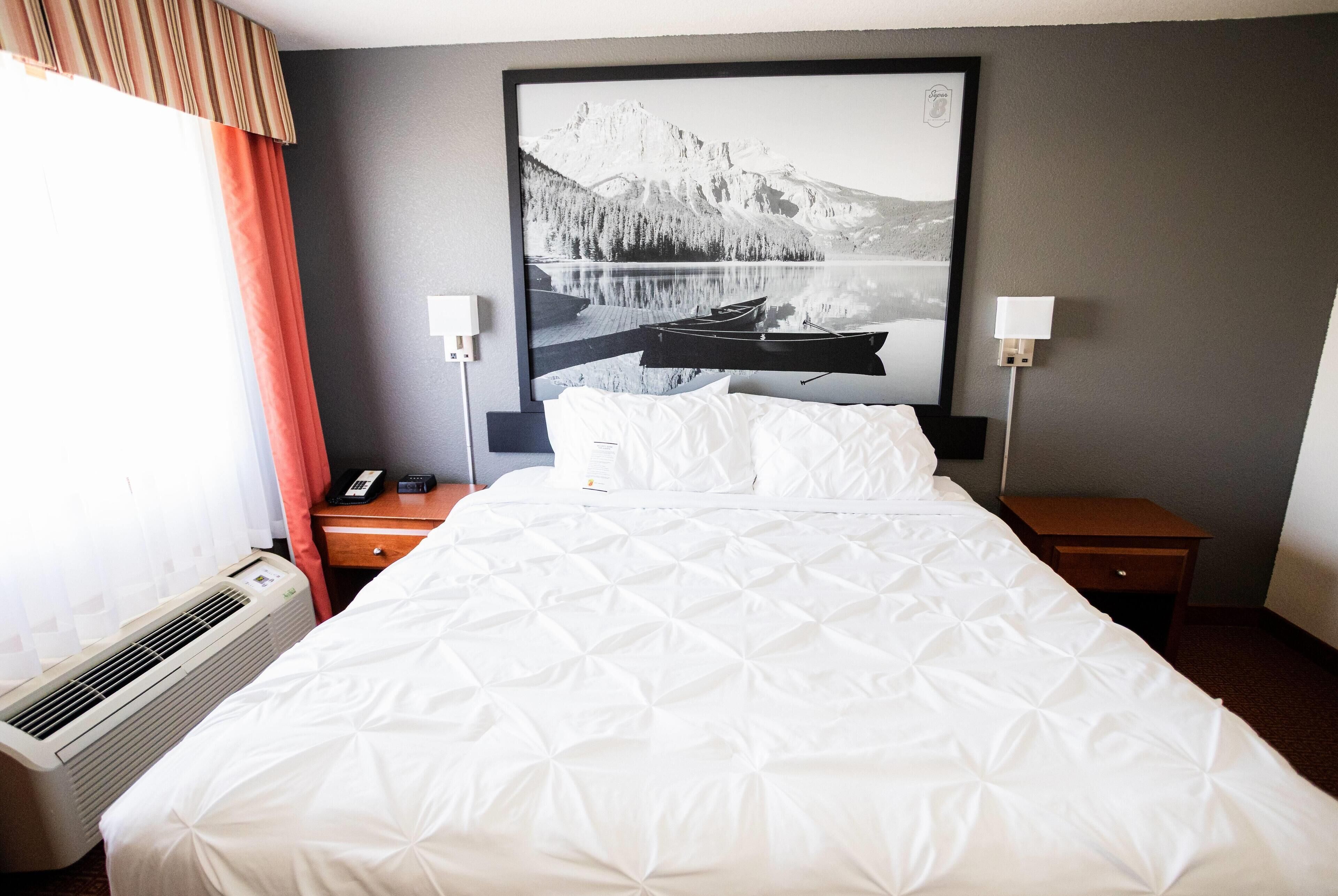 خزنة داخل الغرفة ومكتب وستائر تعتيم ومكواة/لوح كي