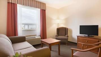 Zimmersafe, Schreibtisch, VerdunkelungsvorhĂ€nge, BĂŒgeleisen/BĂŒgelbrett