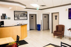 Lobby - Super 8 by Wyndham Drayton Valley (Drayton Valley)