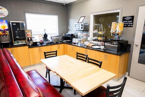 Free daily full breakfast  - Super 8 by Wyndham Drayton Valley (Drayton Valley)