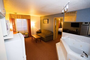 Suite luxueuse, 1 très grand lit, non-fumeur (One-Bedroom) | Coffre-fort, bureau, rideaux d’obscurcissement