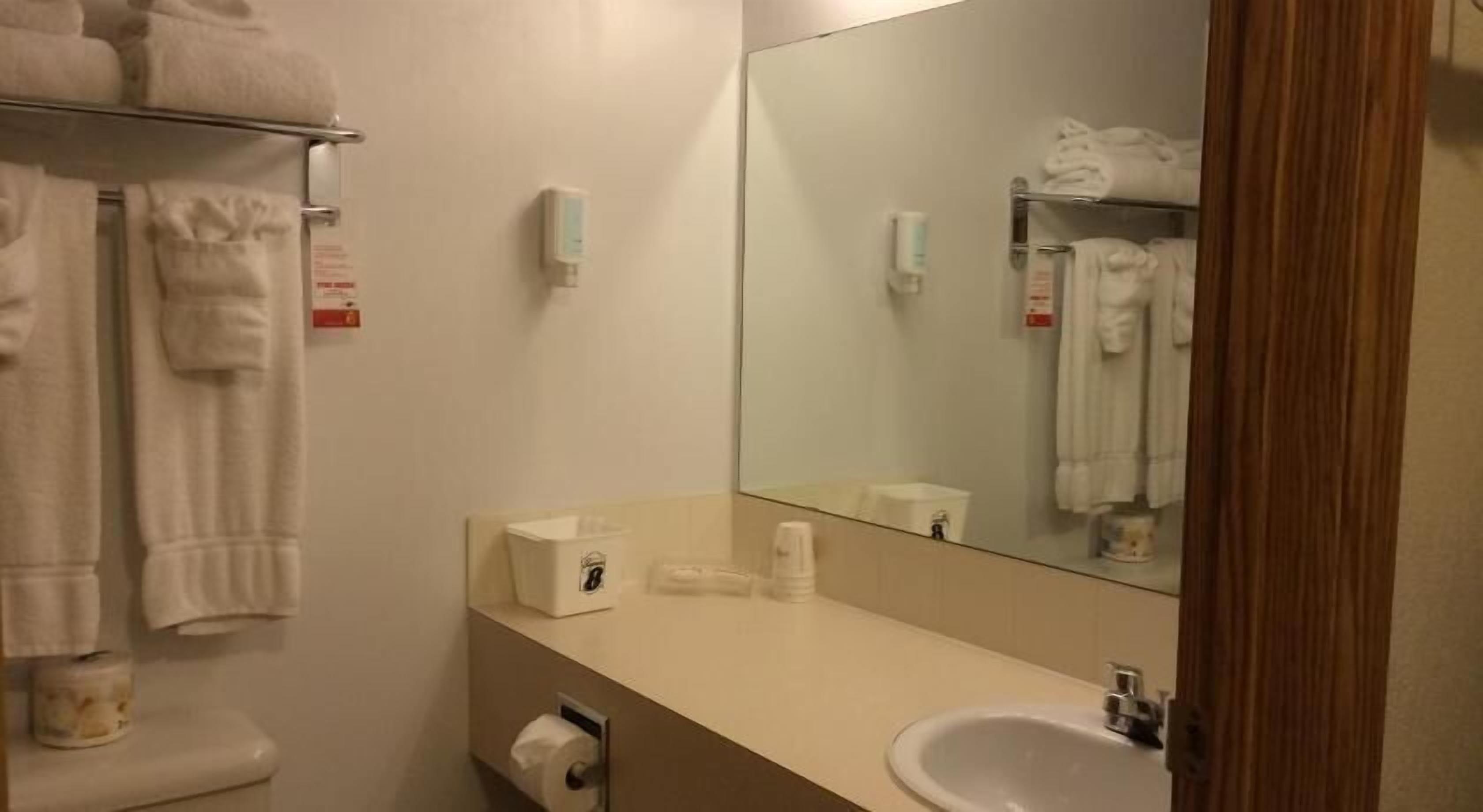 Badezimmer | Duschwanne, Komfortbadewanne, kostenlose Toilettenartikel, Haartrockner