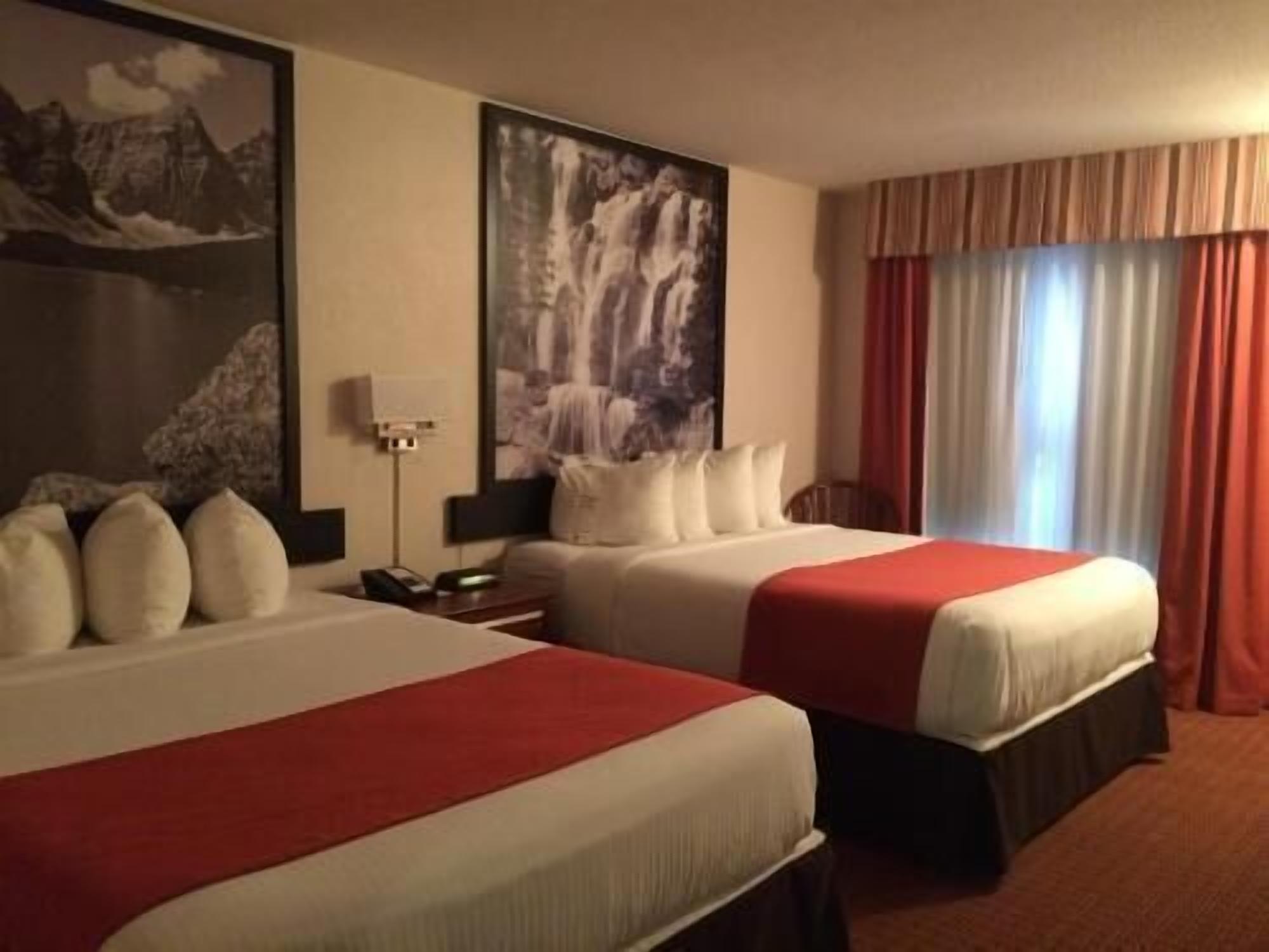 Zimmersafe, Schreibtisch, Verdunkelungsvorhänge, Bügeleisen/Bügelbrett