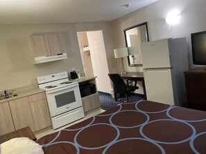 Kjøleskap, mikrobølgeovn og kaffetrakter/tekoker