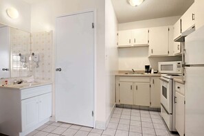 Rom – standard, 2 queensize-senger, tekjøkken | Skrivebord, skrivebord for bærbar PC og blendingsgardiner