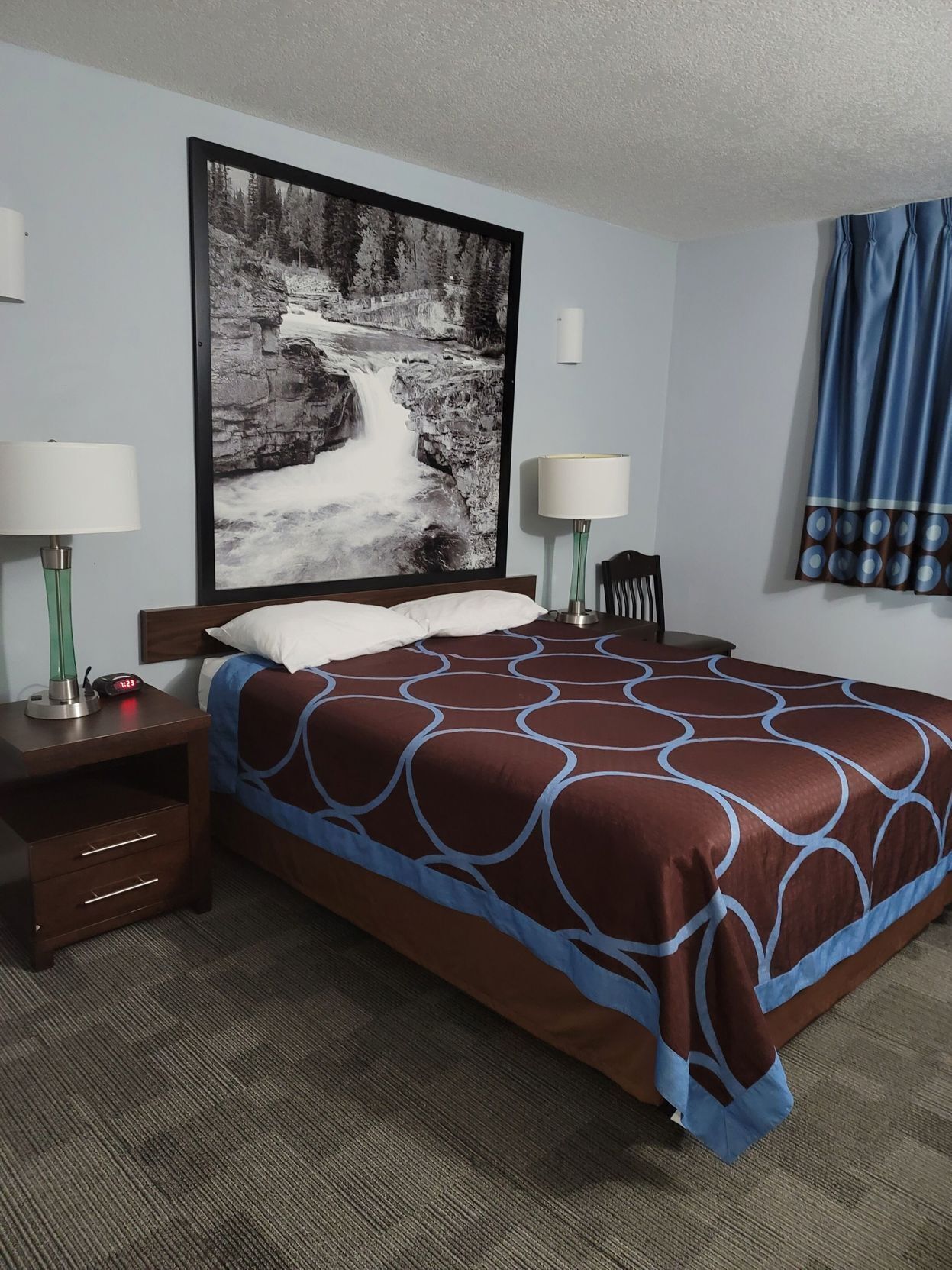 Schreibtisch, laptopgeeigneter Arbeitsplatz, Verdunkelungsvorhänge