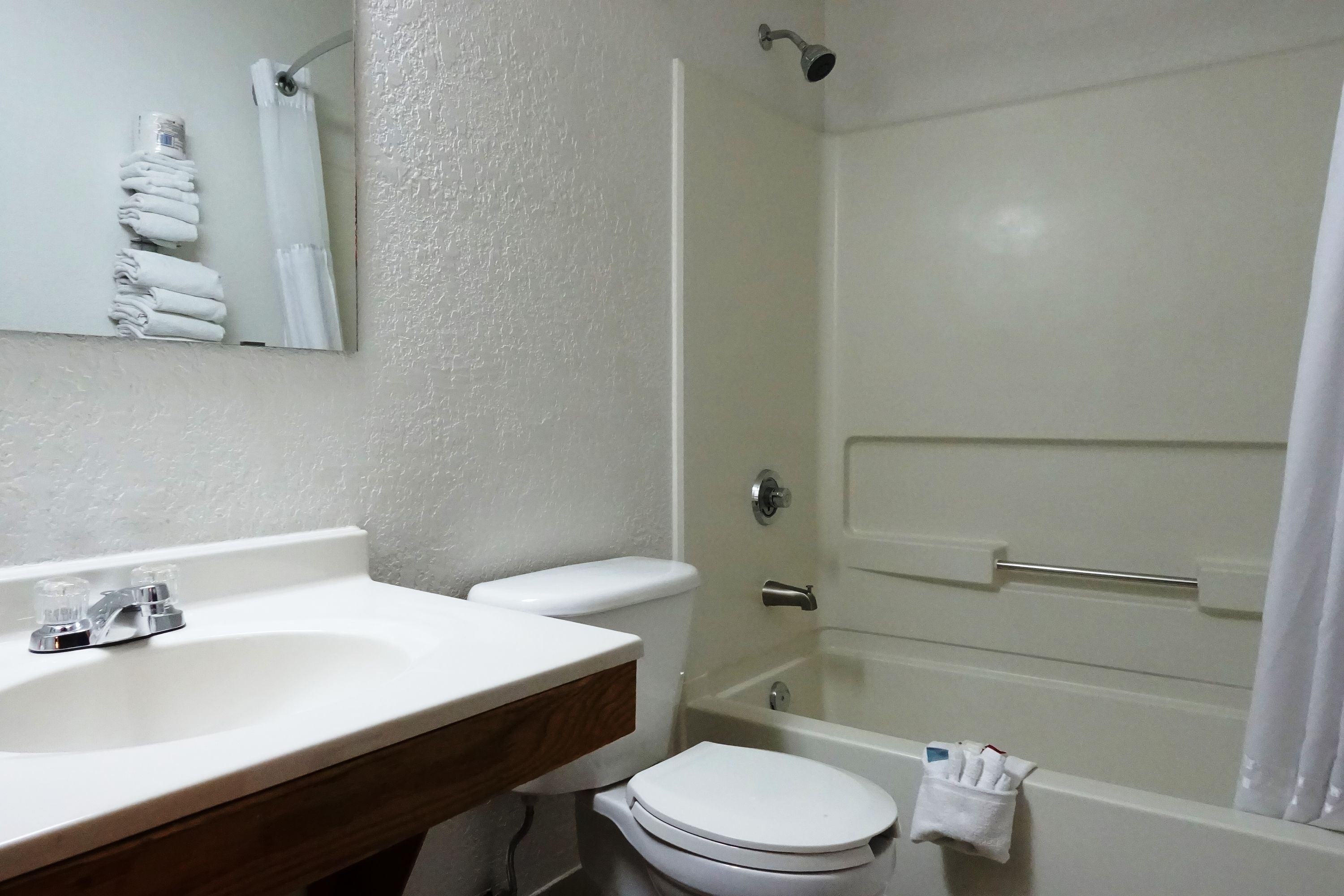 Ein Badezimmer mit Waschbecken, Toilette und Badewanne.