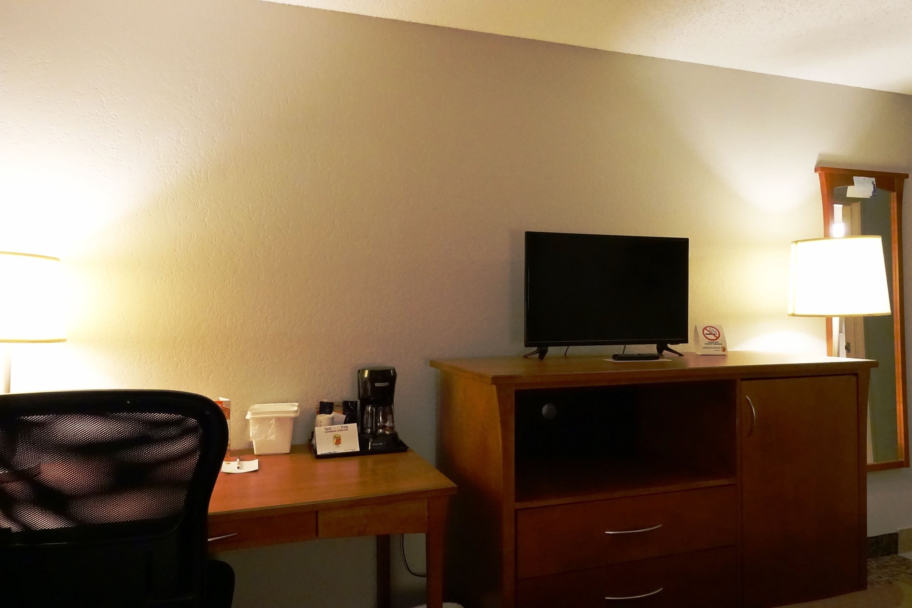Escritorio, cortinas blackout, wifi gratis y ropa de cama 