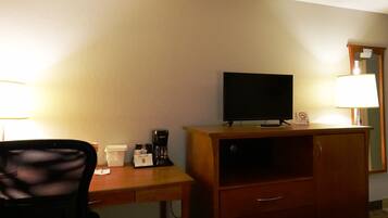 Escritorio, cortinas blackout, wifi gratis y ropa de cama