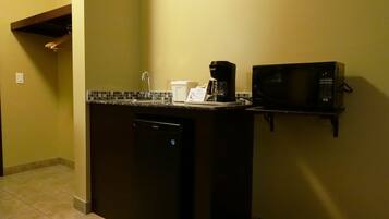 Escritorio, cortinas blackout, wifi gratis y ropa de cama