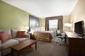 Room, 1 King Bed, Non Smoking | Desk, free cribs/infant beds, free WiFi, bed sheets