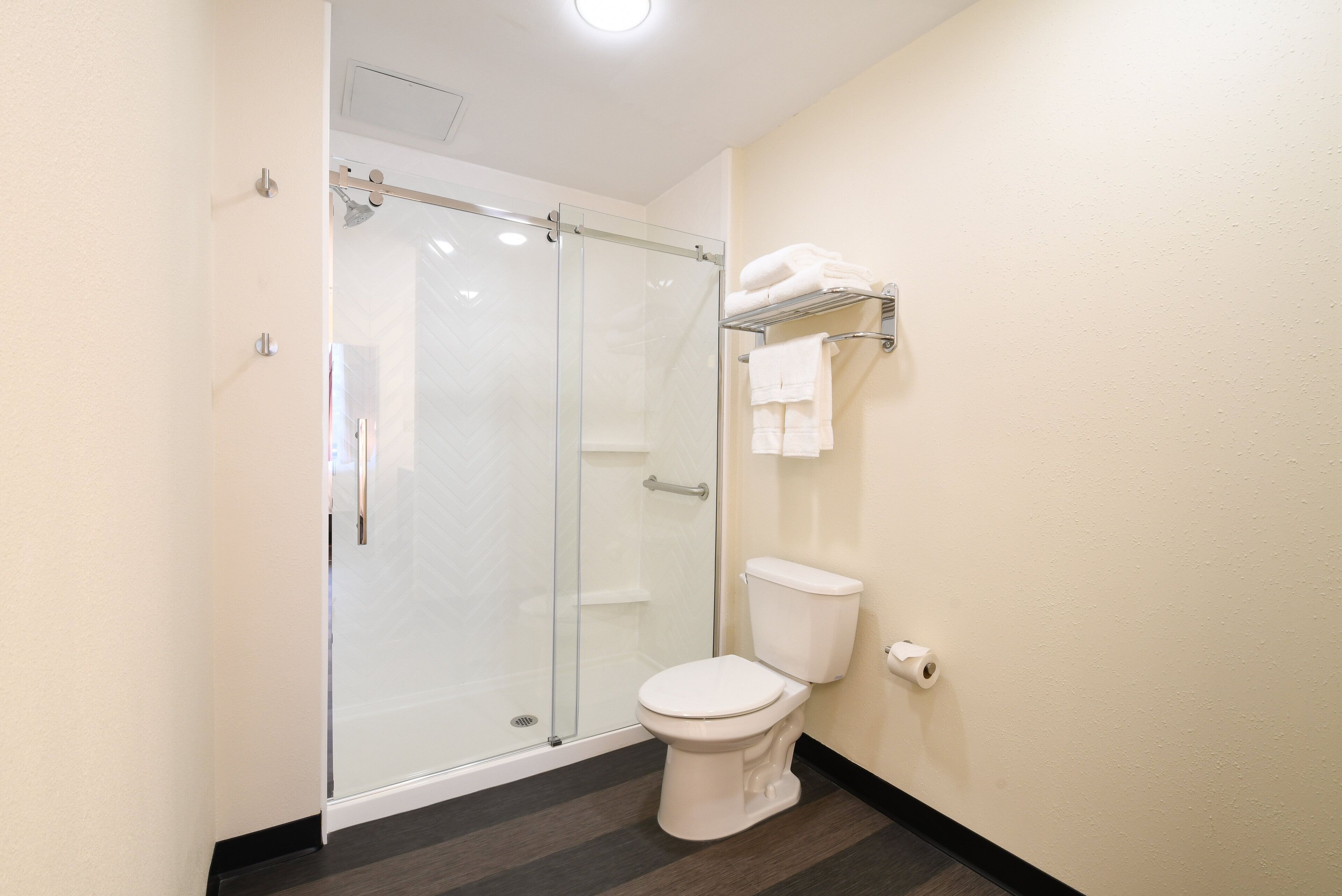 combined shower/bathtub, free toiletries, hair dryer, towels