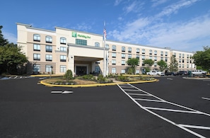 Un hôtel Holiday Inn doté d’un parking et arborant un drapeau.
