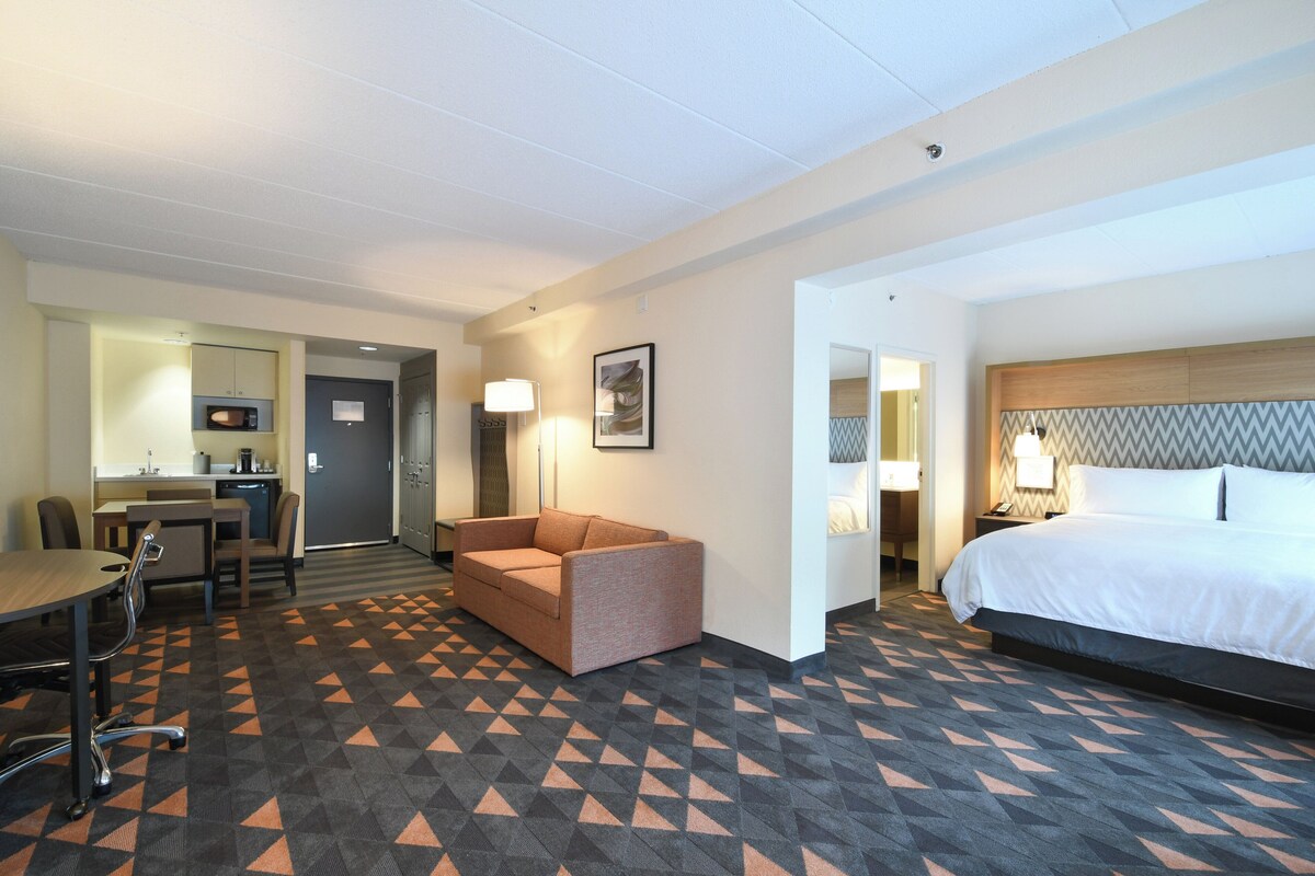 Suite, 1 kingsize bed met slaapbank (Walk-In Shower) | Hypoallergeen beddengoed, een kluis op de kamer, een bureau