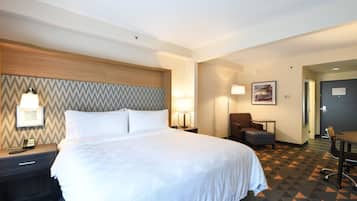 Ropa de cama hipoalergénica y caja de seguridad en la habitación