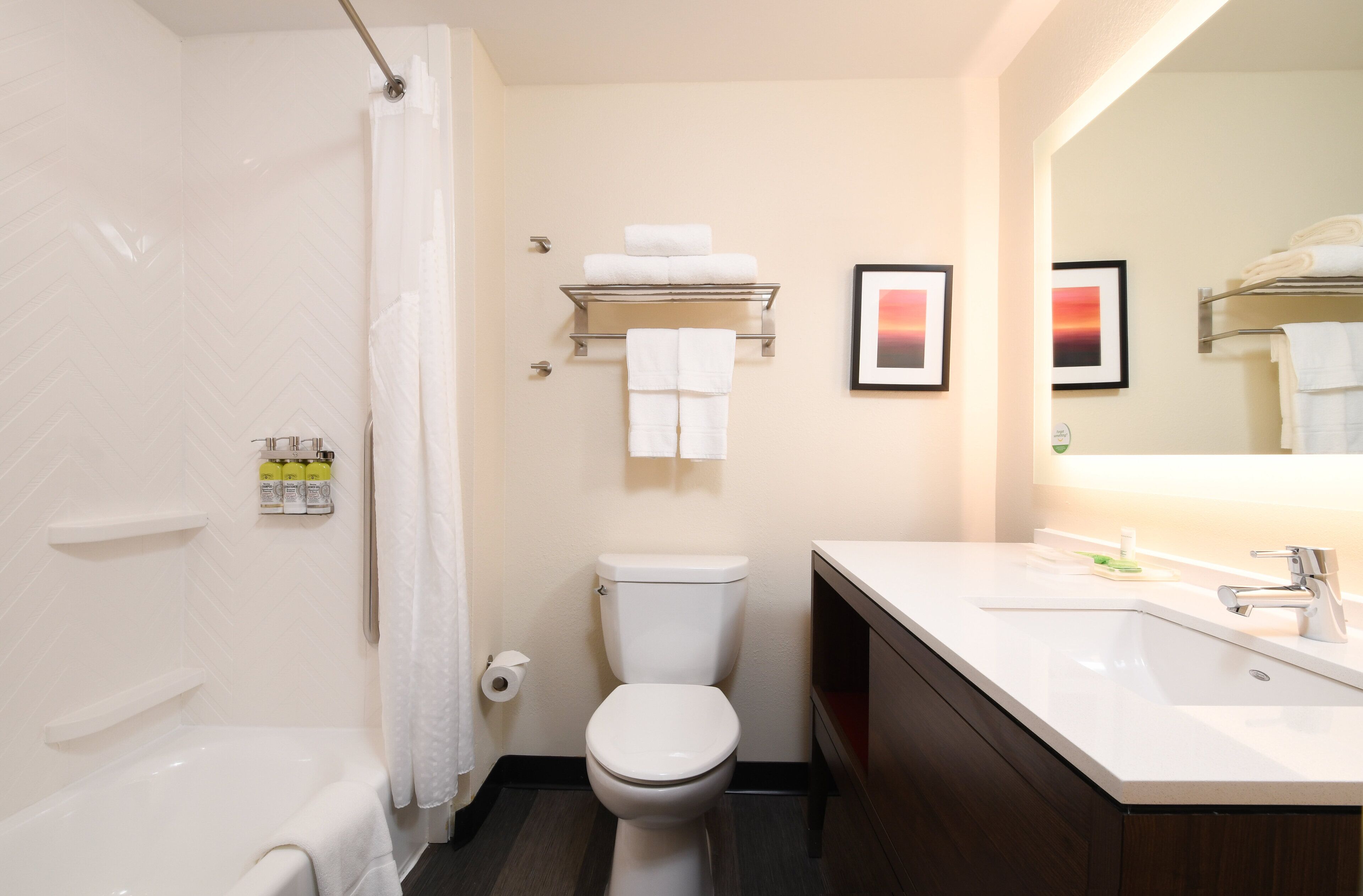 standard room | bathroom | combined shower/bathtub, free toiletries, hair dryer, towels