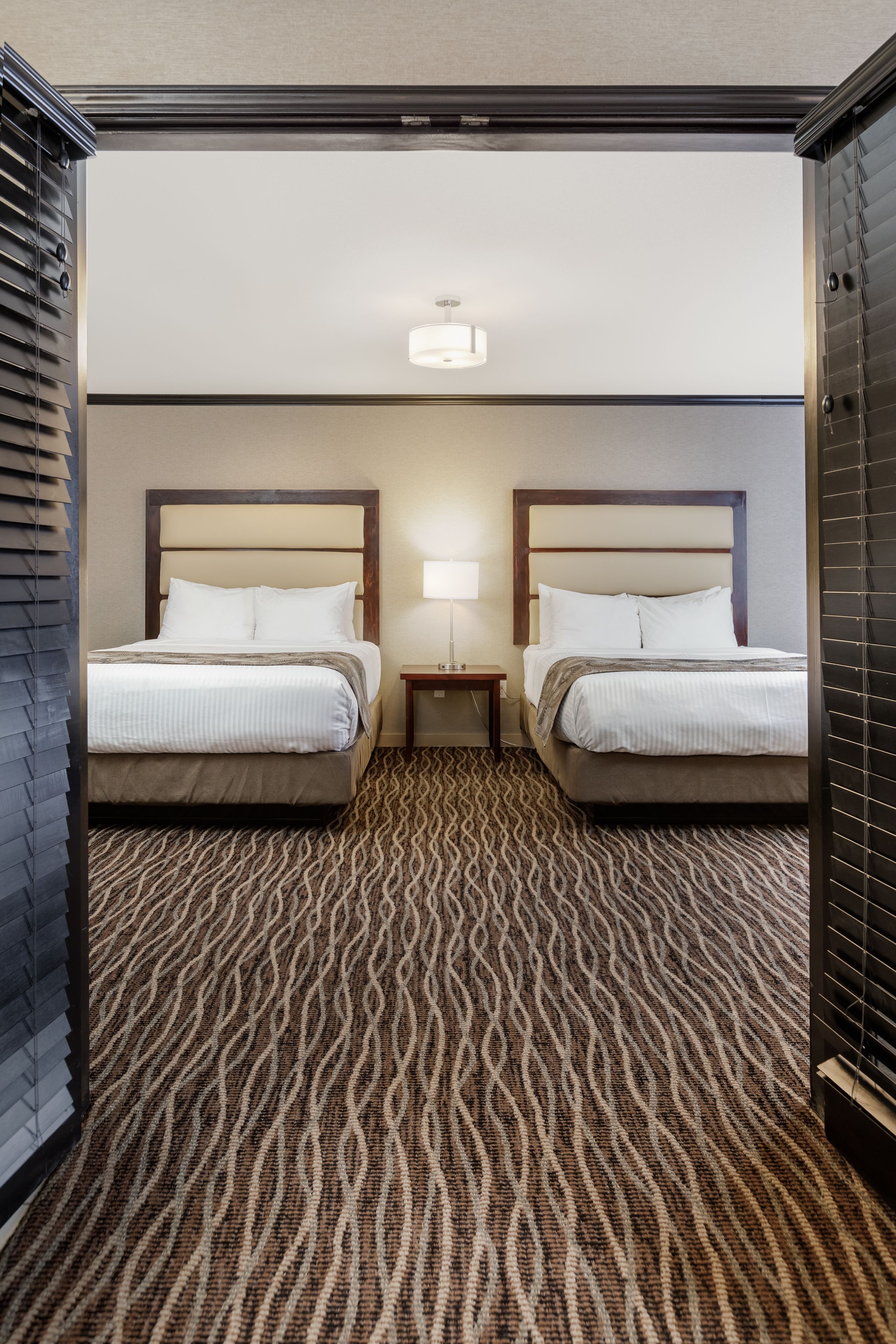 套房, 多张床, 无烟房, 按摩浴缸 | 客房内保险箱、办公桌、熨斗/熨衣板、免费婴儿床