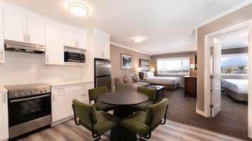 Coffre-fort, bureau, fer et planche à repasser, lit de bébé (gratuit)