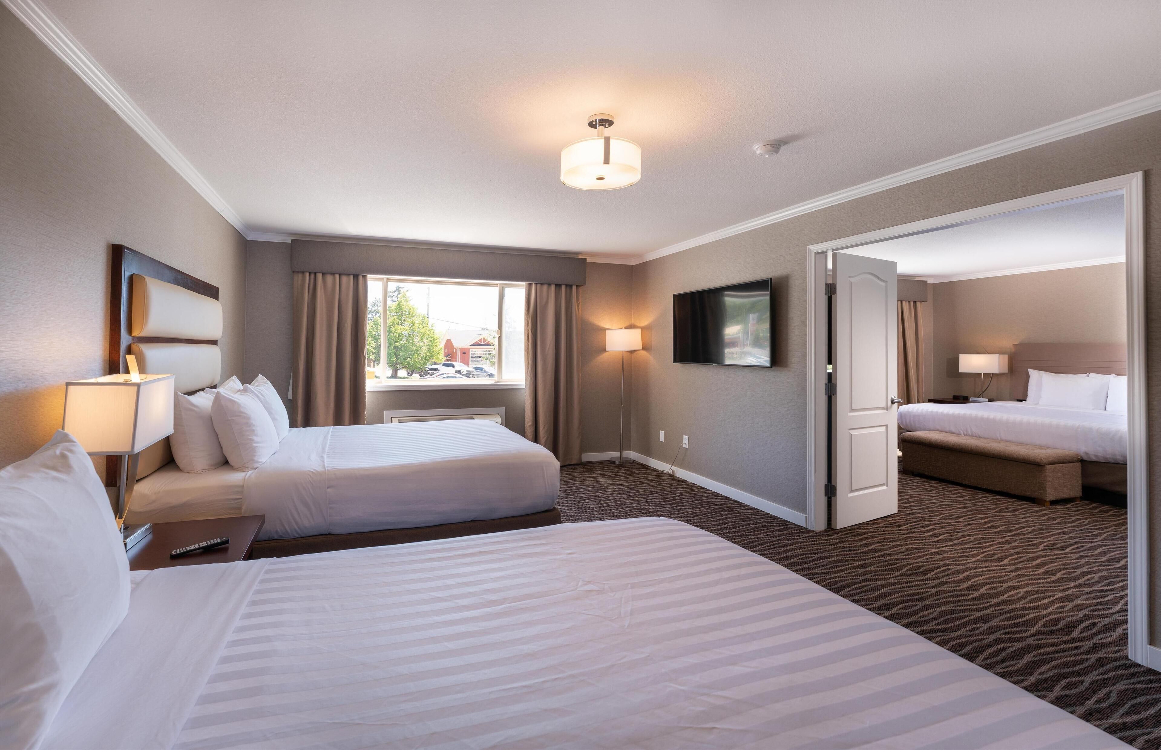 suite, multiple beds, non smoking, jetted tub | in-room safe, iron/ironing board, free cots/infant beds, free wifi
