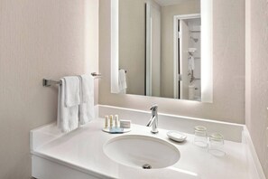 Ensemble douche/baignoire, articles de toilette gratuits, sèche-cheveux