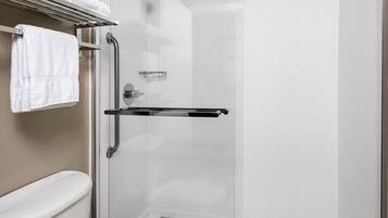 Ein modernes Badezimmer mit Duschkabine, Handtuchhalter und Toilette.