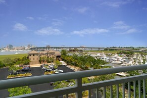 Premium bedding, in-room safe, desk, laptop workspace - SpringHill Suites Charleston Riverview (Charleston)