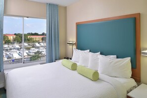 Luxe beddengoed, een kluis op de kamer, een bureau, een laptopwerkplek