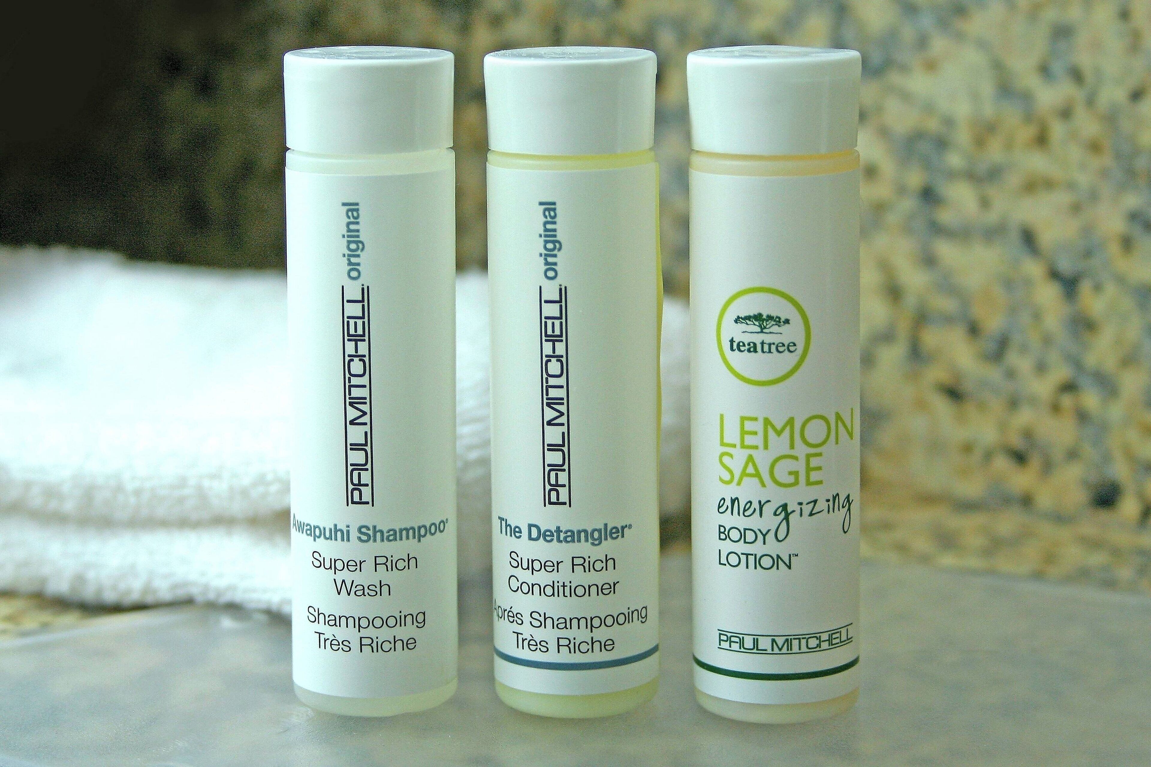 combined shower/bathtub, rainfall showerhead, free toiletries