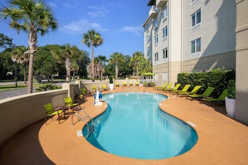 Pool (outdoor) at SpringHill Suites Charleston Riverview 