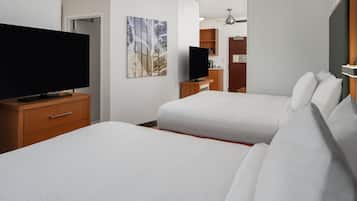 Roupas de cama premium, cofres nos quartos, escrivaninha